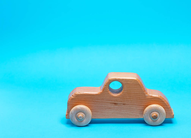 voiture enfant en bois sur fond bleu, espace de copie
 - Photo, image