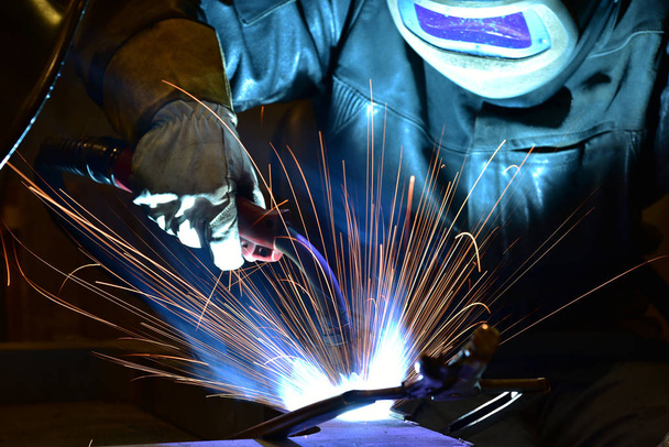 溶接機、職人、工場で技術的な鉄鋼産業鋼溶接を建てる - 写真・画像