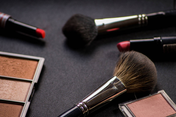 Make-up borstel. Poeder bronzer en blush van cosmetische penseel. Rode lippenstift - Foto, afbeelding
