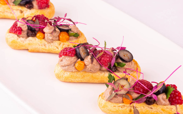  Liver pate with berries and greens on bruschetta - Foto, afbeelding