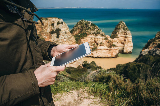 A tourist or traveler uses a tablet. - Foto, imagen
