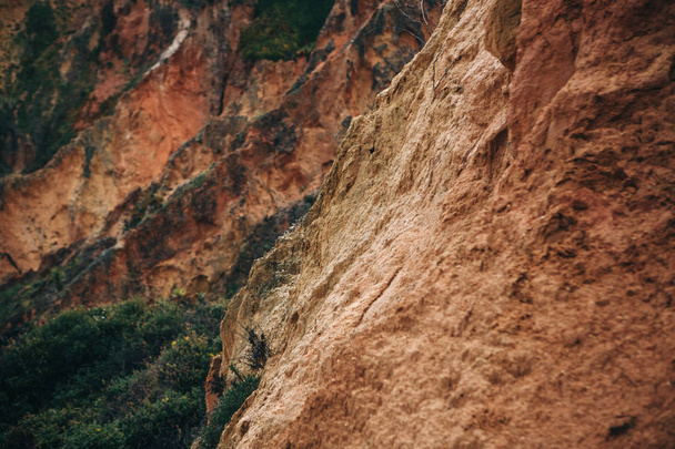 Piedra arenisca rocas calizas de color rojizo
 - Foto, Imagen