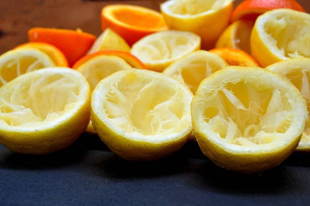 Πιέζονται τα λεμόνια και τα πορτοκάλια - Φωτογραφία, εικόνα