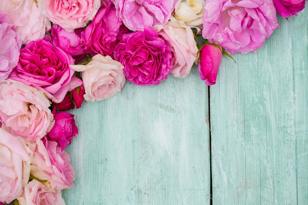 hermosas rosas de jardín en la superficie de madera turquesa
 - Foto, Imagen