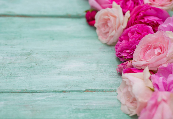 beautiful garden roses on turquoise wooden surface - Φωτογραφία, εικόνα