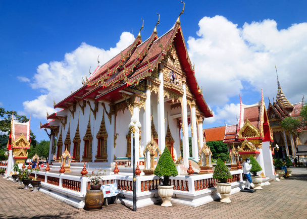 Miejsce pielgrzymek i turystyki świątyni Wat Chalong złożonych. - Zdjęcie, obraz