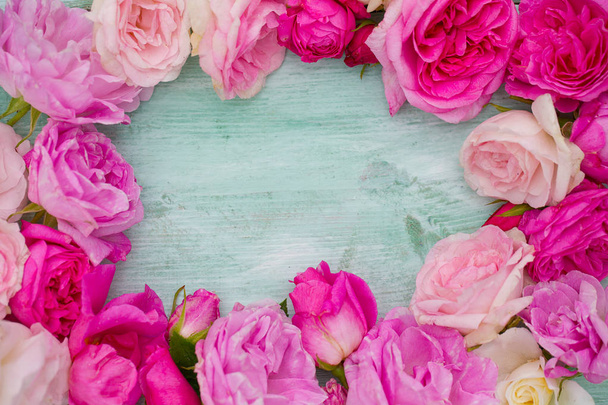 beautiful garden roses on turquoise wooden surface - Foto, afbeelding
