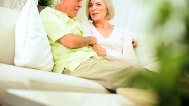 Senior koppel genieten van pensioen ontspannen thuis - Video