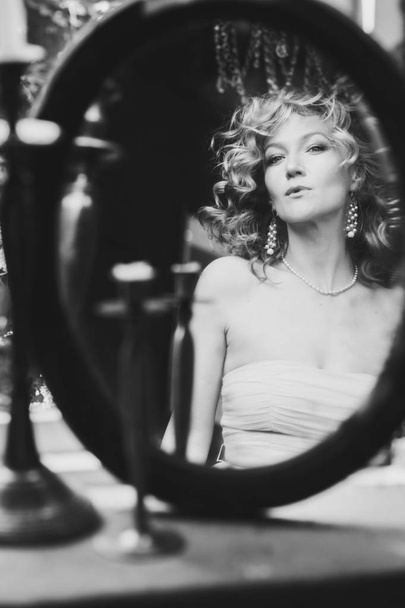 Odbicie piękna kobieta, podziwiając siebie w lustro, czarno-białe zdjęcia - Zdjęcie, obraz