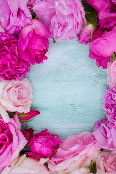beautiful garden roses on turquoise wooden surface - Foto, imagen