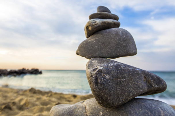 Stenen cairn op het strand, concept van evenwicht - Foto, afbeelding
