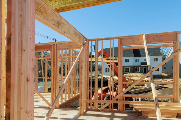 Marco del edificio de madera en la construcción de viviendas multifamiliares
 - Foto, Imagen