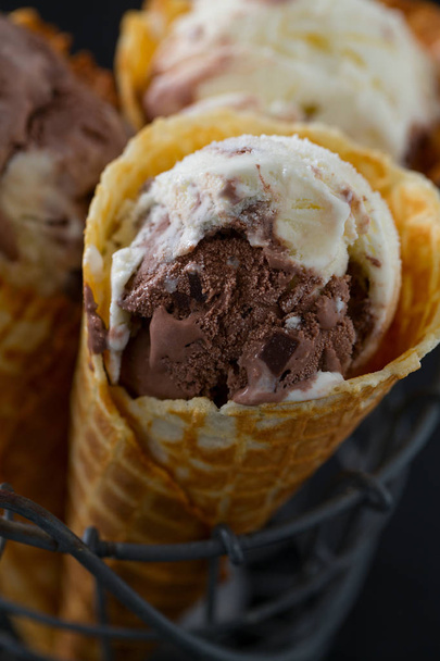 Helado de chocolate y vainilla en conos de gofre - Foto, Imagen