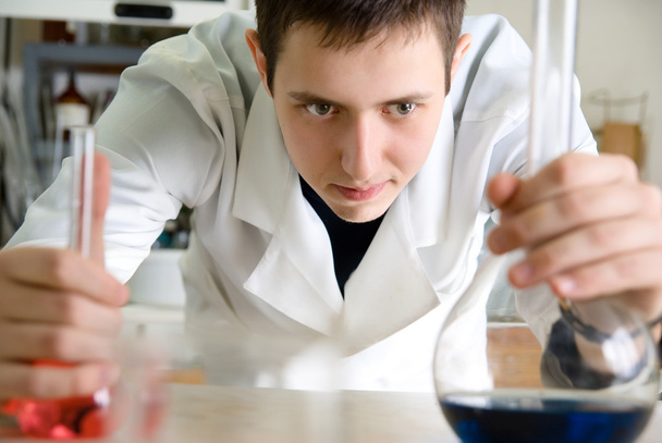 Hombre en laboratorio con frasco
 - Foto, Imagen