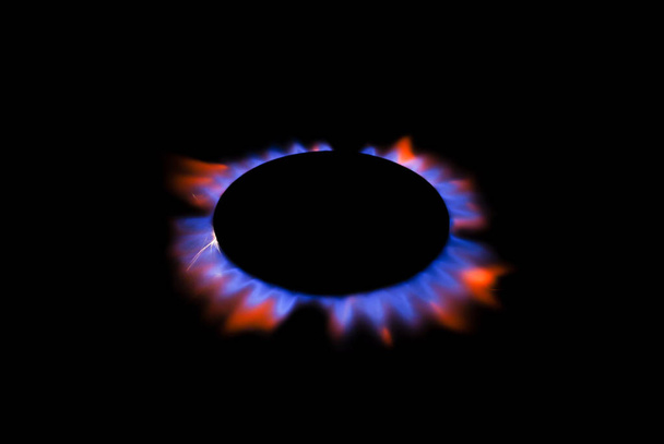 Brûler du gaz. Brûler du gaz sur la cuisinière à gaz. Flammes bleues sur le gaz brûlant
. - Photo, image