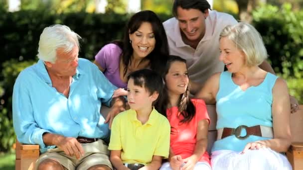 Kolmen sukupolven valkoihoinen perhe viettää aikaa yhdessä
 - Materiaali, video