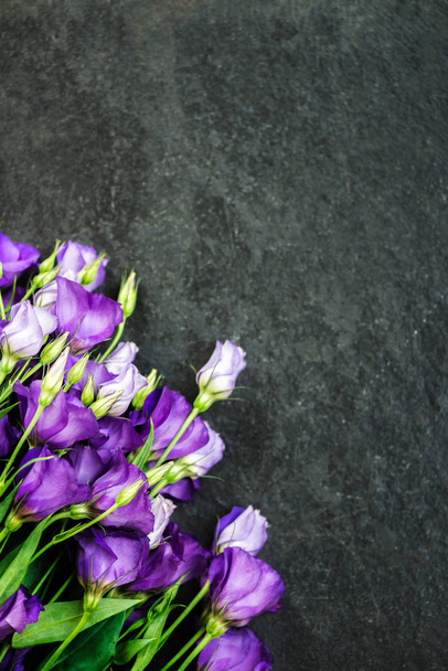 Beau Bouquet de fleurs d'Eustoma pourpre, Lisianthus, fond gris foncé. Vue du dessus, espace de copie, plan
 - Photo, image