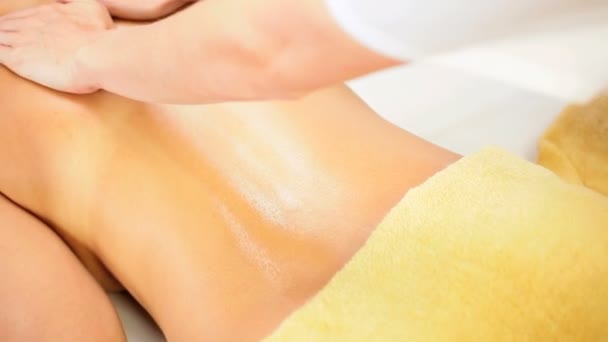 Brünette client erhalten körper massage im spa club - Filmmaterial, Video
