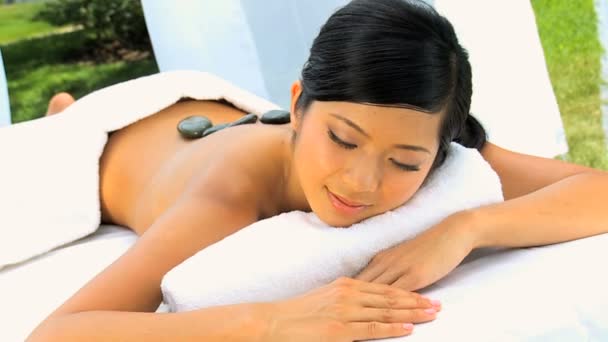 Menina chinesa asiática relaxante com massagem de pedra quente
 - Filmagem, Vídeo