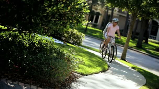 Pareja mayor haciendo ejercicio al aire libre en bicicletas
 - Metraje, vídeo