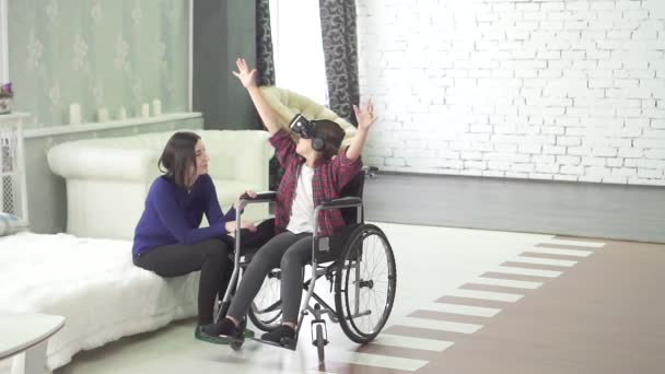 disabled child in a wheelchair uses Vr technology is happy - Video, Çekim