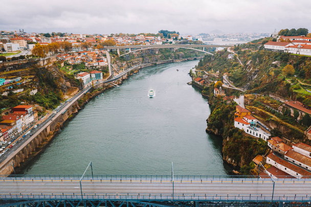 10 listopada 2018. Porto, Portugalia. Most Dom-Luis w Porto w Portugalii. Barcos rabelos. - Zdjęcie, obraz