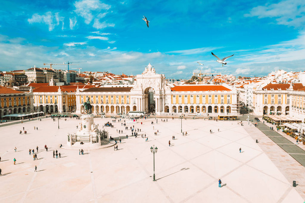 Praca do Comercio (Commerce square) and statue of King Jose I in Lisbon in a beautiful summer day, Portugal  - Foto, Bild