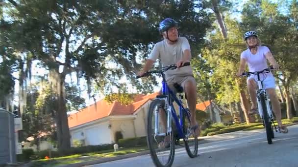 ανώτερος ζευγάρι υγιεινού τρόπου ζωής ποδηλασίας - Πλάνα, βίντεο