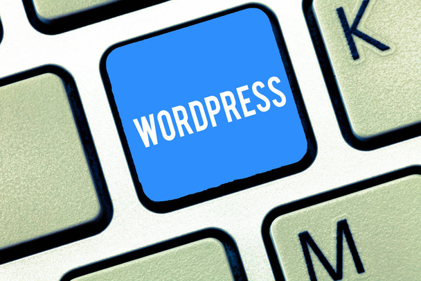 WordPress yazma el yazısı metin. Kavram anlam ücretsiz kaynak olabilir yazılım yayımlama web sunucusu klavye tuşuna basarak tuş takımı fikir bilgisayar iletisi oluşturmak için niyet yüklü. - Fotoğraf, Görsel