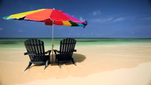 Ομπρέλα ήλιου & καρέκλες σε μια παραλία Παράδεισος - Πλάνα, βίντεο