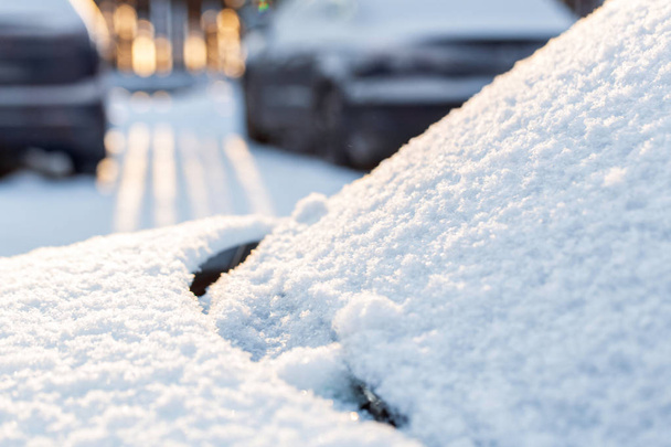 冬の森の駐車場に白い車。ウィンドウやミラーのすべて雪で覆われています。雪の中、車の凍結ガラスの質感アップを閉じる - 写真・画像