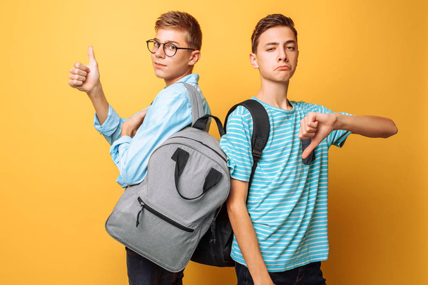Dos adolescentes, chicos muestran emociones opuestas, amigos muestran gestos positivos y negativos
 - Foto, Imagen