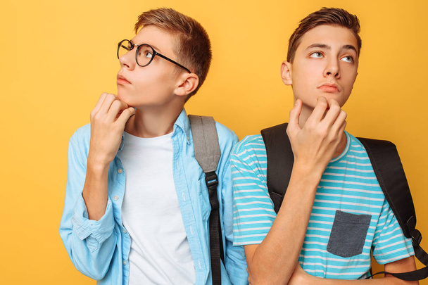 Dos adolescentes reflexivos, chicos que están tratando de encontrar la solución correcta o hacer planes
 - Foto, imagen