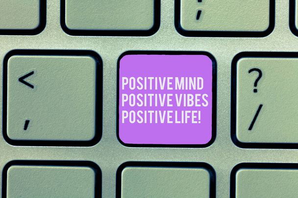 Textový znak ukazovat pozitivní mysl pozitivní vibrace pozitivní život. Konceptuální fotografie inspirace motivace žít klávesová záměr vytvořit počítač zprávu, stisknutím klávesy klávesnice idea. - Fotografie, Obrázek