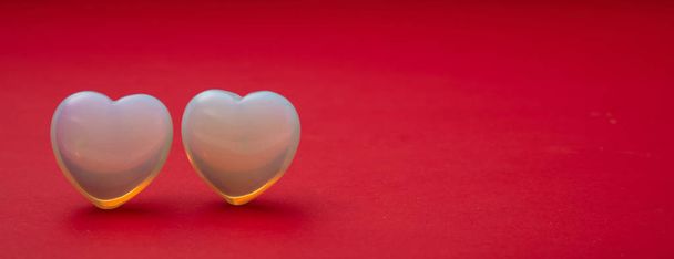 День святого Валентина. вид зверху на світло-блакитні скляні серця на червоному тлі, банер, простір для копіювання
 - Фото, зображення