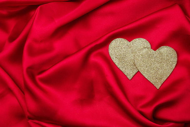 Sevgililer günü. Altın Kalpler üstten görünüm kırmızı ipek zemin, duvar kağıdı, kopya alanı. - Fotoğraf, Görsel