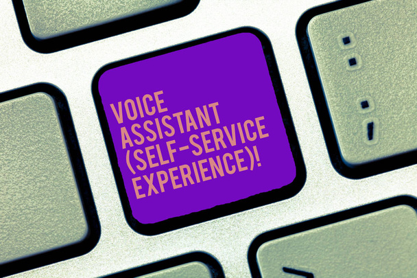 Voice Assist Self Service Experience. Бизнес-концепция чат-бота с искусственным интеллектом Keyboard для создания компьютерного сообщения, нажатия на клавиатуру
. - Фото, изображение
