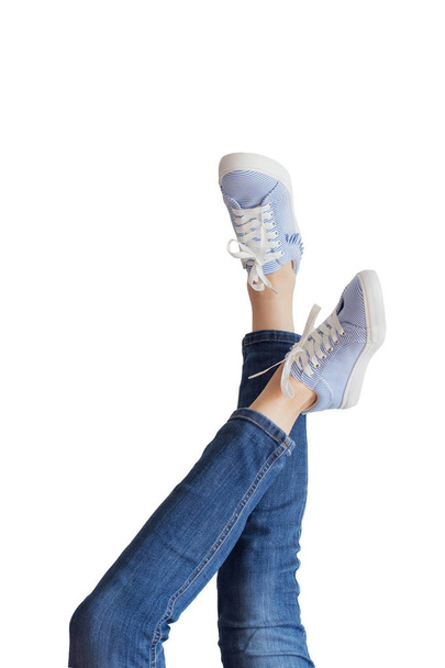 Kadın bacaklar beyaz arka planda izole mavi jeans - Fotoğraf, Görsel