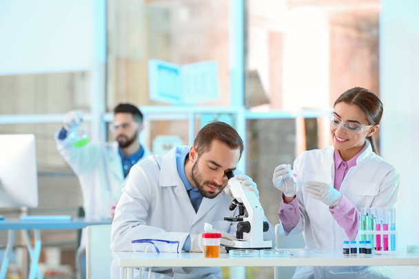 Jóvenes científicos trabajando en laboratorio. Análisis químico
 - Foto, imagen