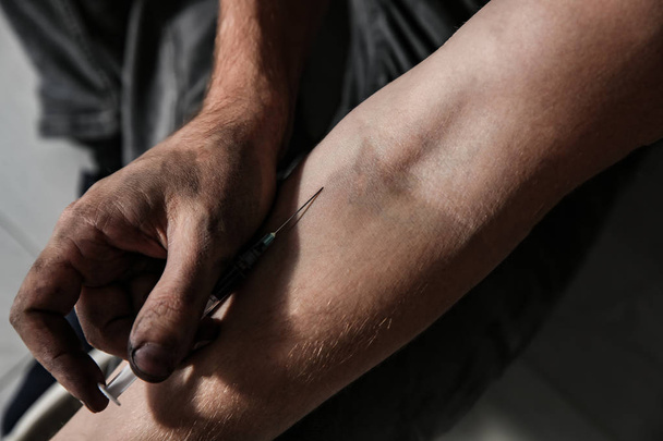 Male drug addict making injection, focus on hands - Foto, Imagem