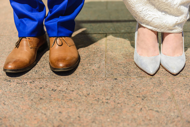 Pernas de recém-casados em sapatos para todo o quadro
 - Foto, Imagem