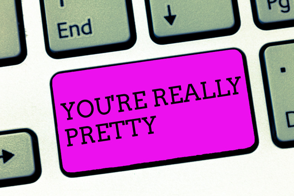Текст, написанный словом "Ты очень красивая". Бизнес-концепция для нее выглядит очень обаятельно и деликатно
 - Фото, изображение