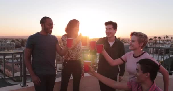 Grupo de amigos reunidos em um telhado para uma celebração
 - Filmagem, Vídeo