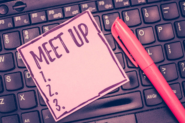 Texto de escritura de palabras Meet Up. Concepto de negocio para reunión informal reunión Trabajo en equipo Colaboración en grupo
 - Foto, Imagen