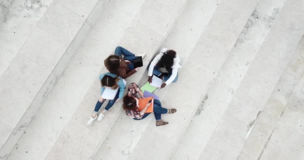Csoport több etnikai fiatal diákok az egyetemi campus - Felvétel, videó