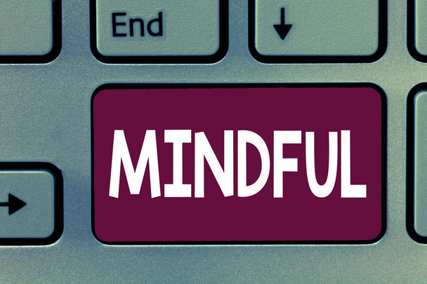 Escribiendo nota mostrando Mindful. Foto de negocios mostrando Consciente Consciente de algo Inclinado Dispuesto a hacer Meditación
 - Foto, imagen