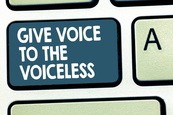 Escritura a mano conceptual que muestra Give Voice To The Voiceless. Exhibición de fotos de negocios Habla en nombre de defender a los vulnerables
. - Foto, Imagen