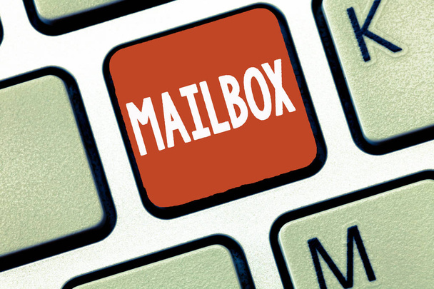 Escrita de mão conceitual mostrando Mailbox. Exibição de fotos de negócios Caixa montada no correio onde o correio é entregue Arquivo de computador para e-mail
 - Foto, Imagem