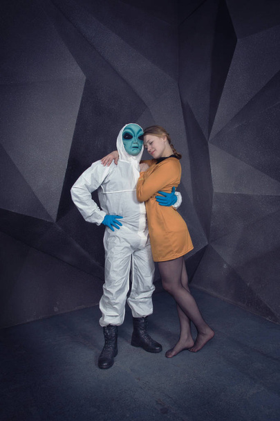 Retro bilim-kurgu film tarzı. Alien ve kız - Fotoğraf, Görsel