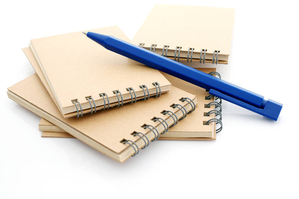 Ноутбуки и ручка на белом фоне - Фото, изображение